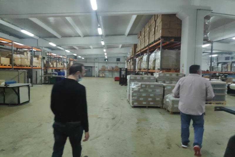 Raflarda ve zeminde paletli koli depolama