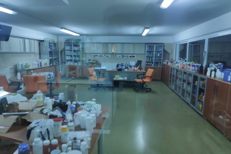 Numune ürünlerin raflarda gruplandırılması